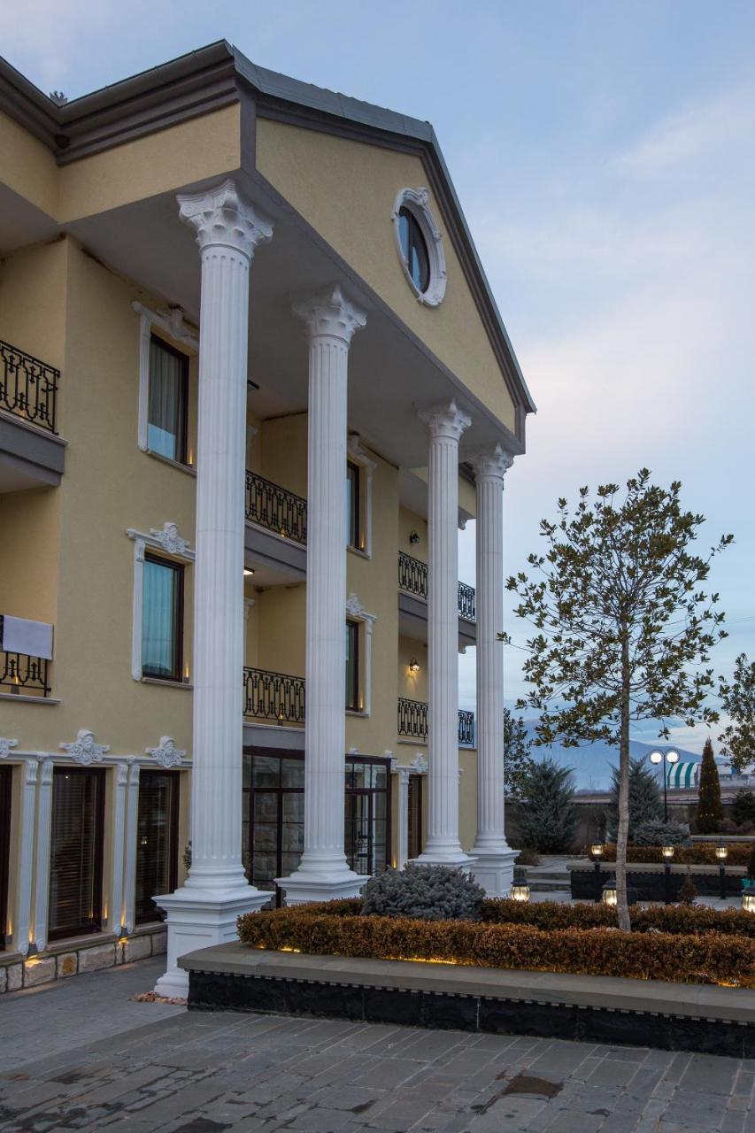 "L'Art De Vivre" Resort Korce Bagian luar foto